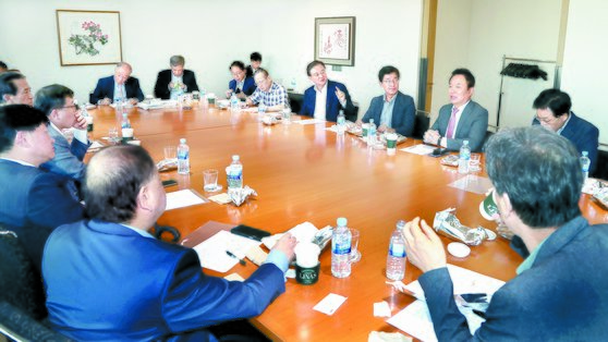 한·일 관계 해법을 모색하는 ‘한일 비전 포럼’에 참석한 각계 전문가들이 지난 14일 토론을 벌이고 있다. 왼쪽 위부터 시계 방향으로 이근관 서울대 교수, 유의상 전 국제표기명칭대사, 김성곤 전 국회 사무총장, 위성락 전 주러시아 대사, 홍석현 한반도평화만들기 이사장, 박철희 서울대 교수, 장용호 SK머티리얼즈 사장, 양기호 성공회대 교수. 최승식 기자