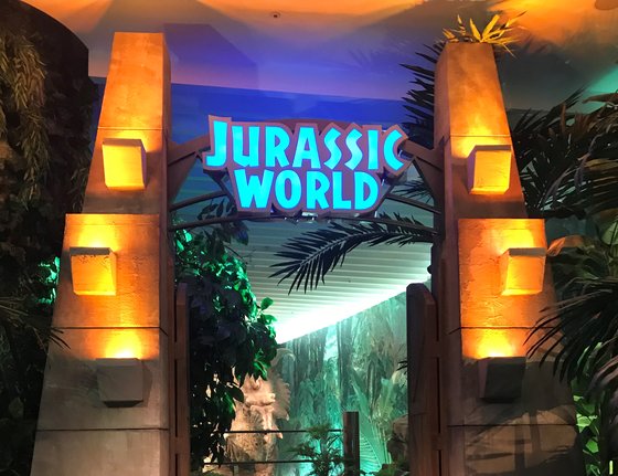 쥬라기 월드 특별전시. 페리를 타고 이슬라누블라 섬에 도착하면 유명한 '쥬라기 월드' 정문이 등장한다. 문희철 기자.