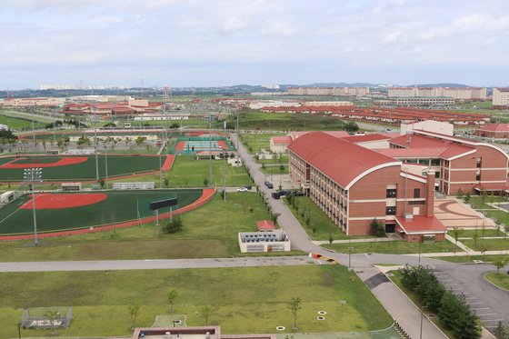 미국인 초ㆍ중ㆍ고교가 모두 들어서 있고 야구장을 비롯한 각종 시설도 완비돼 있다. 박용한 연구위원