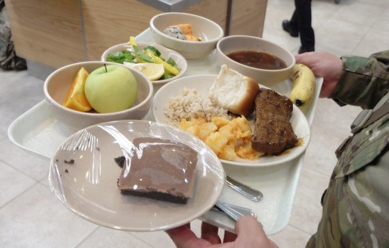 미군 병사 식당에서 밥ㆍ감자ㆍ빵ㆍ스테이크를 맛봤다. 5달러 40센트(약 6500원) 현금을 내고 쿠폰을 구매했다. 영상캡처=강대석 기자