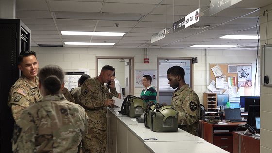 비행 계획을 확인하며 출격을 준비하는 아파치 공격헬기 조종사 영상캡처=공성룡 기자