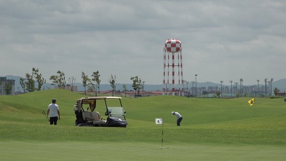 활주로 옆에는 18홀 정규 골프장과 클럽하우스도 마련돼 있다. 일반 골프장보다 다소 완만한 지형이다. 영상캡처=강대석 기자