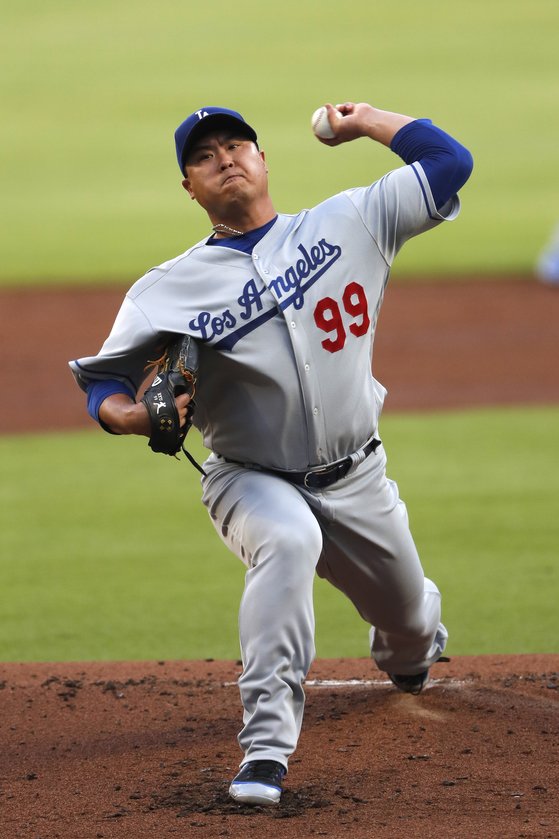 18일 애틀랜타전에서 역투하고 있는 류현진. [AP=연합뉴스]