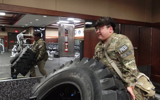 미 육군 전투즉응력검정 실험 종목에는 타이어뒤집기ㆍ마네킹 끌기ㆍ모래주머니 쌓기 등이 포함돼 있다. ‘슈퍼 짐’에서 타이어뒤집기 연습도 가능했다. 기자도 시도해 봤는데 들어올리기 매우 어려웠다. 영상캡처=공성룡 기자