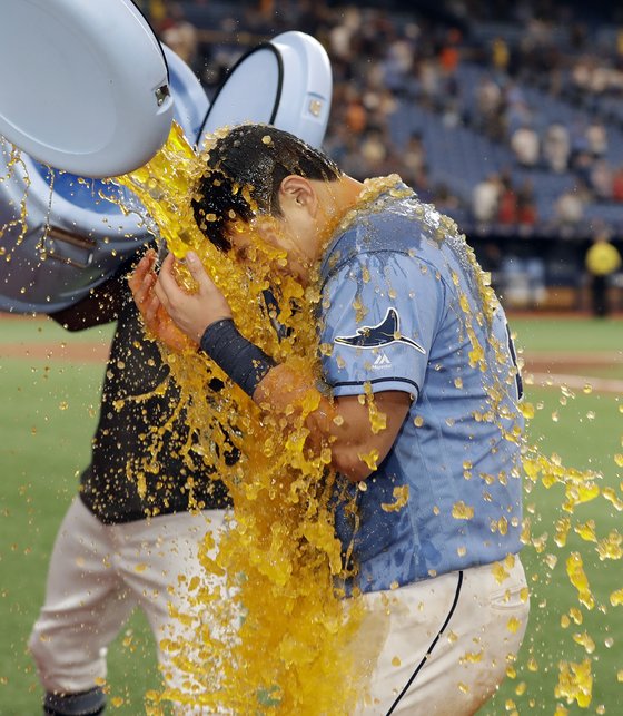 동료들로부터 음료수를 뒤집어쓰며 축하받고 있는 최지만. [AP=연합뉴스]