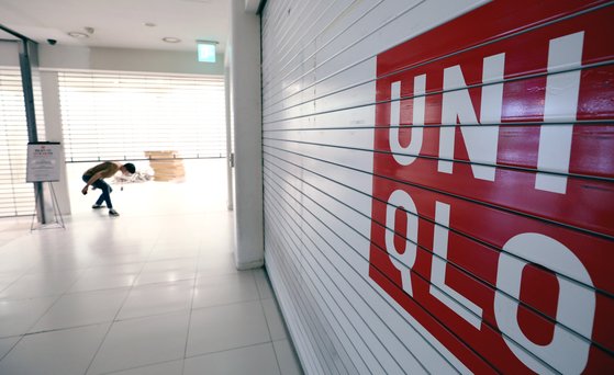 한국에 대한 일본의 수출규제 및 화이트리스트 배제로 일본 제품에 대한 불매운동이 이어지고 있는 가운데 지난 4일 오전 서울 용산역 아이파크몰 유니클로 매장이 매장 리뉴얼로 셔터를 내린 채 영업을 중단하고 있다. 유니클로 아이파크몰점 매장 앞에는 7월29일부터 8월 5일, 9월 5일부터 19일까지 영업을 중지하며 9월 20일 리뉴얼 그랜드 오픈한다는 안내판이 설치되어 있다. [뉴스1]