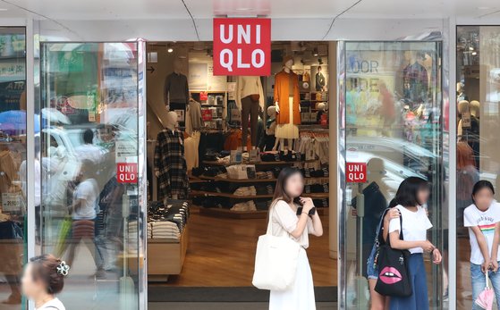 제74주년 광복절인 지난 15일 오후 대구 중구의 한 유니클로 매장에서 손님이 나간 뒤 잠시 열린 자동문 사이로 보이는 내부가 한산한 모습이다. [뉴스1]