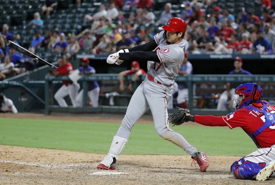 20일 텍사스전 연장 10회 1사 만루에서 병살타를 치는 오타니. [AP=연합뉴스]