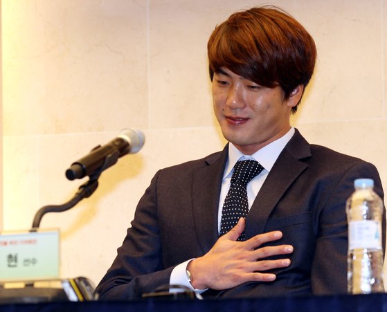 2014년 10월 서울 상암동 스탠포드 호텔 2층 그랜드볼룸에서 열린 ‘김광현 메이저리그 진출 추진 기자회견’에서 김광현(SK 와이번스)이 소감을 밝히며 눈물을 글썽이고 있다. [중앙포토]