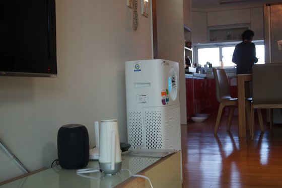 실내공기도 음식 조리와 환기, 공기청정기 가동에 따라 실내 공기 오염도가 큰 차이를 보인다. [중앙포토]