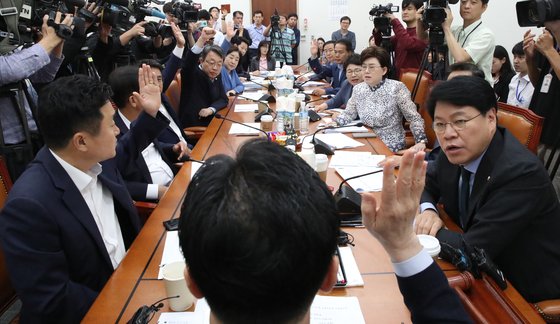 26일 국회에서 열린 정치개혁특별위원회 1소위원회에서 김종민 위원장(뒷모습) 등 참석자들이 연동형 비례대표제를 골자로 한 선거법 개정안 등 4건을 전체회의로 이관을 위한 투표를 하고 있다. 표결 결과 재석의원 11명 중 7명이 찬성해 전체회의 이관이 결정됐다. [연합뉴스]