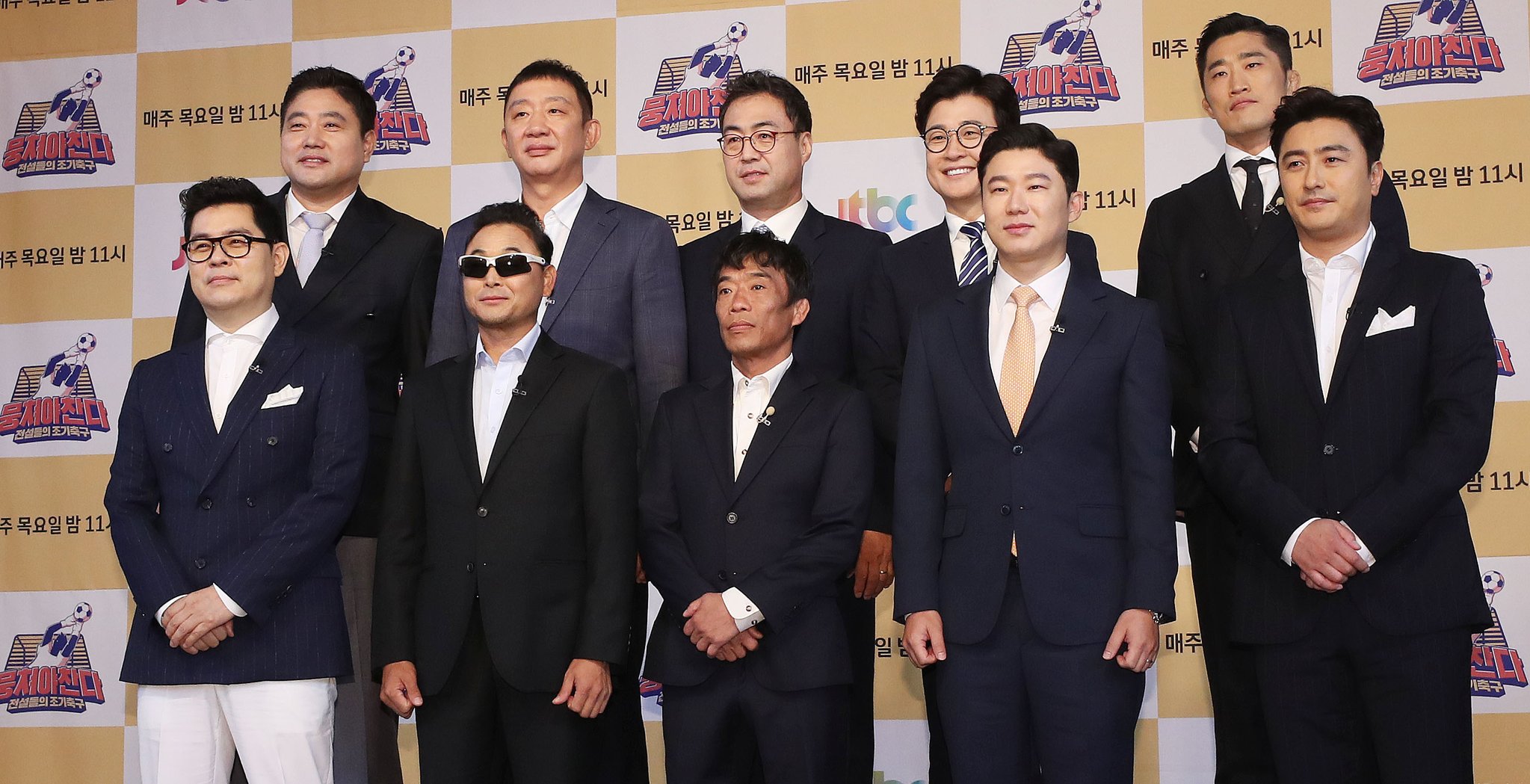 지난 6월 18일 JTBC 예능 뭉쳐야 찬다 제작발표회. 왼쪽 앞줄부터 방송인 김용만, 전 마라톤선수 이봉주, 전 레슬링선수 심권호, 사격선수 진종오, 전 축구선수 안정환, 전 야구선수 양준혁, 전 농구선수 허재, 전 씨름선수 이만기, 방송인 김성주, 이종격투기선수 김동현. 김용만은 레전드들이 운동신경이 있고 습득능력이 빨라서 팀워크만 더 갖추면 잘할 것이라고 기대했다. [연합뉴스]