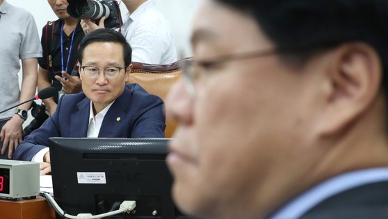 26일 오후 열린 국회 정치개혁특별위원회 전체회의에서 더불어민주당 소속 홍영표 위원장(왼쪽)과 자유한국당 소속 장제원 의원이 고민하는 표정을 하고 있다. [연합뉴스]