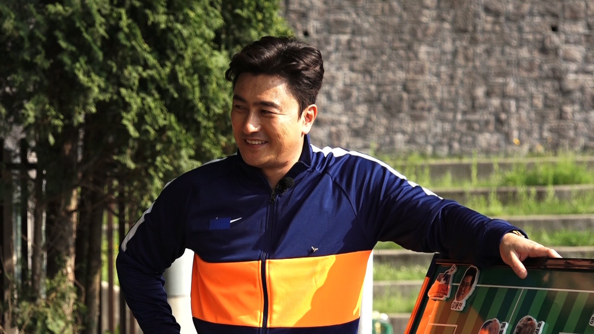 어쩌다가 어쩌다FC를 이끌고 있는 안정환 감독. 그는 선수들 축구화를 꾹꾹 누르며 이곳으로 차라고 말해줄 만큼 세심하다. [사진 JTBC]