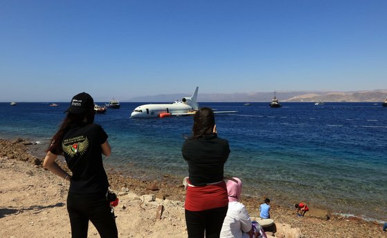 요르단인들이 26일(현지시간) 아카바 홍해에 떠 있는 비행기를 바라보고 있다. [신화=연합뉴스]