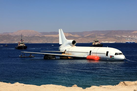 퇴역한 비행기가 26일(현지시간) 요르단 아카바 홍해에 떠 있다. [EPA=연합뉴스]