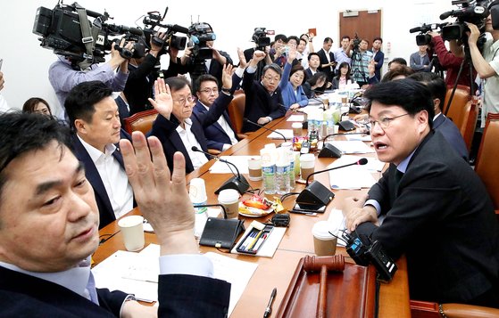 26일 국회에서 열린 정치개혁특별위원회 1소위원회에서 김종민 위원장(왼쪽) 등 참석자들이 연동형 비례대표제를 골자로 한 선거법 개정안 등 4건을 전체회의로 이관을 위한 투표를 하고 있다. 표결 결과 재석의원 11명 중 7명이 찬성해 전체회의 이관이 결정됐다. [연합뉴스]