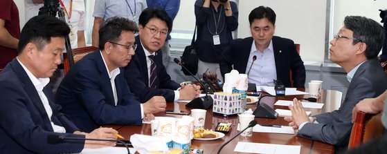 장제원 국회 정치개혁 특별위원회 자유한국당 간사가 27일 서울 여의도 국회에서 열린 안건조정회의에서 발언을 하고 있다. [뉴스1]