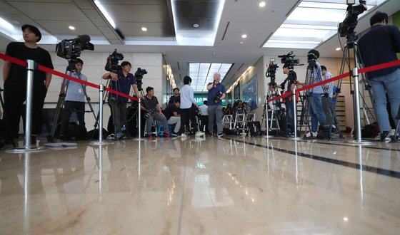 27일 오전 서울 종로구 적선현대빌딩에서 조국 법무부장관 후보자를 기다리던 취재진이 철수하고 있다. 이날 조 후보자는 출근하지 않았다. [연합뉴스]