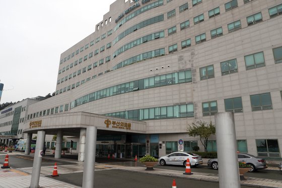 조국 법무부장관 후보자 딸 특혜 의혹을 수사하기 위해 부산의료원 원장실을 압수수색하고 있다. [연합뉴스]