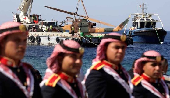 요르단 공군이 제공한 군용 헬기가 지난달 24일 수중 전시를 위해 대기 하고 있다. [로이터=연합뉴스]