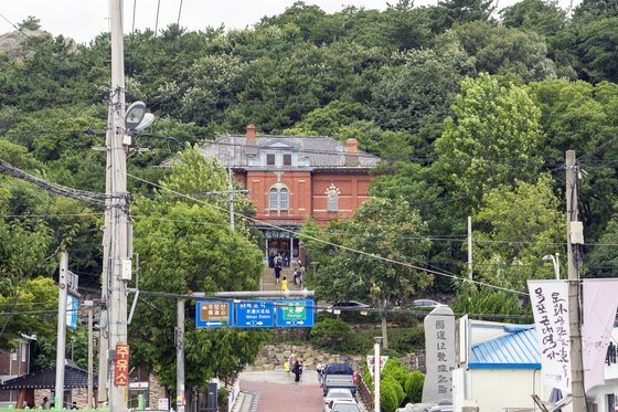 유달산(228m) 노적봉 기슭에 자리한 목포근대역사관 1관. 이곳에서 목포 근대거거가 한눈에 보인다. 백종현 기자