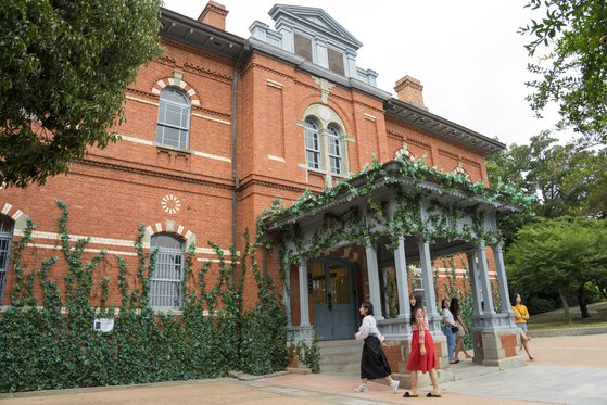 '호텔 델루나' 촬영지 목포근대역사관 1관. 드라마 방영 후 10~20대 방문객이 방문이 부쩍 늘었다. 현재는 드라마 촬영을 위해 설치한 인조 담쟁이덩굴로 외관이 꾸며져 있다. 백종현 기자