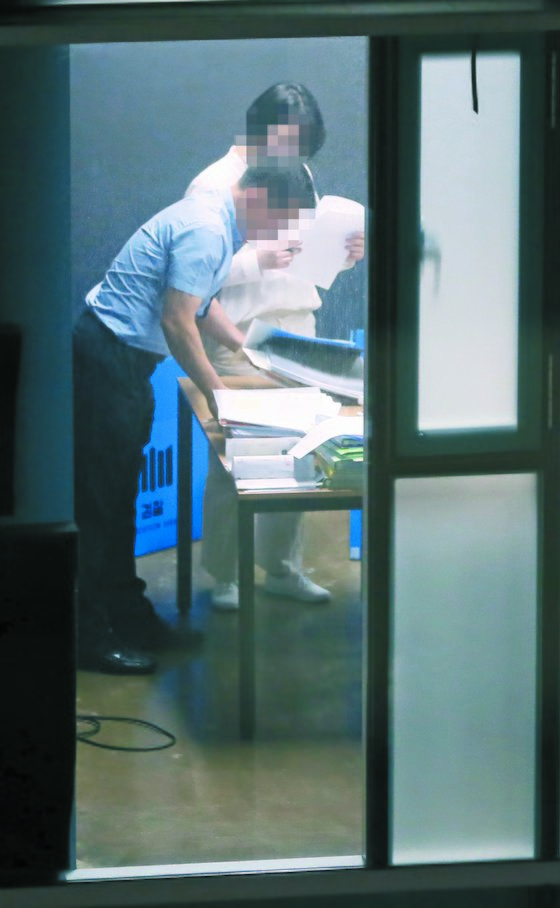 27일 오후 검찰 관계자들이 조국 후보자 가족이 투자한 사모펀드 운용사를 압수수색하고 있다. [연합뉴스]