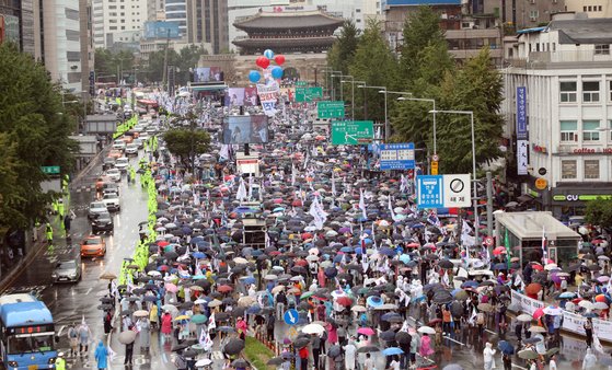 우리공화당 등 보수단체 회원들로 구성된 ‘박근혜 대통령 무죄 석방 1000만 국민운동본부’가 15일 서울역~숭례문 방면 도로에서 집회를 열고 박 전 대통령 석방을 촉구하고 있다. [뉴스1]
