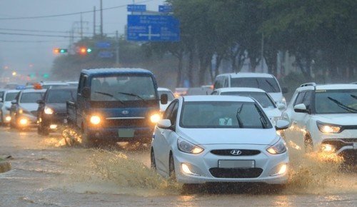 제주도 전역에 호우특보가 내려진 지난 27일 오전 제주시 연삼로에 폭우가 쏟아지고 있다. [연합뉴스]