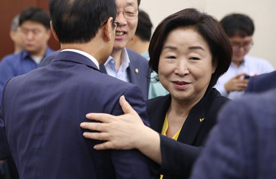 정의당 심상정 대표가 29일 오전 국회에서 열린 정치개혁특별위원회 전체회의를 마치고 더불어민주당 소속 홍영표 위원장과 인사하고 있다. [연합뉴스]