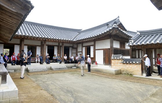 박근혜 전 대통령의 국정농단 사건 대법원 상고심 최종 판결이 29일 오후 서울 서초동 대법원에서 열렸다. 이날 충북 옥천 박 전 대통령의 어머니 육영수 여사 생가를 찾은 시민들이 생가를 둘러보고 있다. 프리랜서 김성태