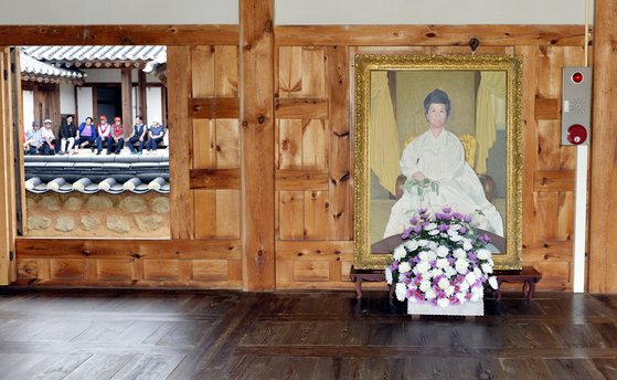 박근혜 전 대통령의 국정농단 사건 대법원 상고심 최종 판결이 29일 오후 서울 서초동 대법원에서 열렸다. 이날 충북 옥천 박 전 대통령의 어머니 육영수 여사 생가를 찾은 시민들이 생가를 둘어보고 있다. 프리랜서 김성태