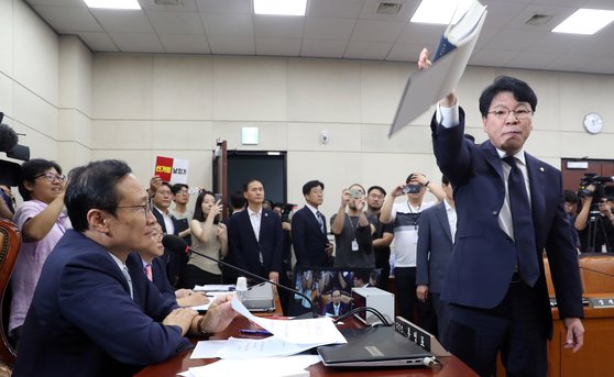 장제원 국회 정개특위 자유한국당 간사가 29일 오전 국회에서 열린 정치개혁특별위원회 전체회의에서 선거법 개정안이 가결되자 국회법 해설집을 던지며 항의하고 있다. [뉴스1]