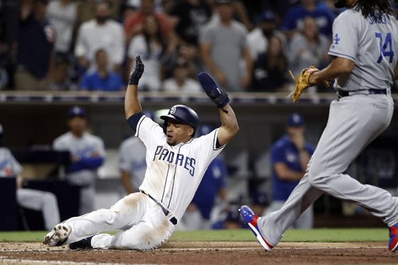 9회 말 잰슨의 폭투를 틈타 득점하는 샌디에이고의 프란시스코 메히아(왼쪽). [AP=연합뉴스]