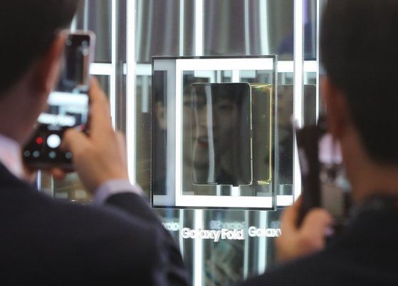 지난 2월 'MWC19' 당시 스페인 바르셀로나 피아그란비아 전시관 삼성전자 부스에 '갤럭시 폴드(Galaxy Fold)'가 전시돼 있다. [사진공동취재단]