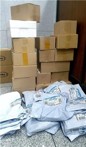 서초구 대검찰청 1층 우편물 취급 공간에 윤석열 검찰총장 앞으로 배달온 엿 소포가 쌓여 있다. [연합뉴스]