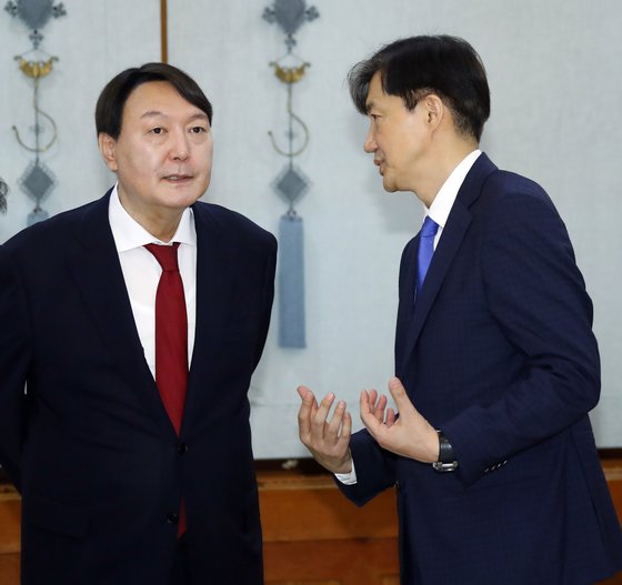 조국 당시 민정수석(오른쪽)과 윤석열 검찰총장이 7월 25일 오전 청와대에서 열린 윤 총장의 임명장 수여식 전 열린 차담회에서 얘기를 나누고 있다. [연합뉴스]