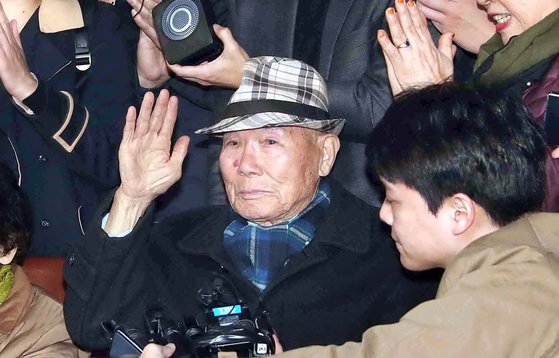 2018년 10월 30일 13년8개월 만에 강제징용 사건에서 승소한 이춘식(94)씨는 선고 직후 ’너무 기쁘지만 세 사람이 먼저 가 슬프다. 동료들 없이 혼자 나와서 마음이 아프고 서운하다“고 복잡한 심경을 밝혔다. 김상선 기자