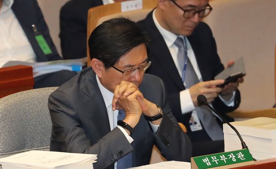 박상기 법무부 장관이 5일 오전 열린 국회 예결위 전체회의에서 의원 질의를 듣고 있다. [연합뉴스]