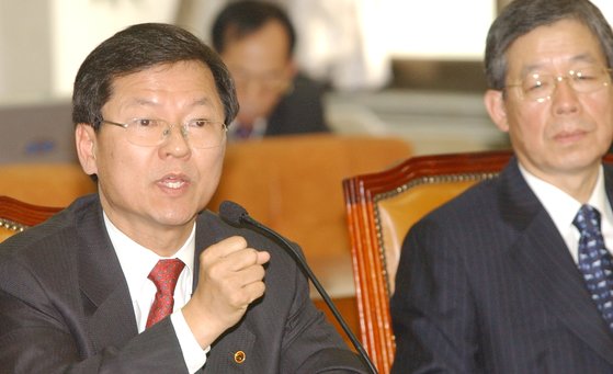 2005년 10월 18일 당시 법무부 장관이었던 천정배 장관이 오후 국회 법사위에 출석해 강정구 교수 불구속 지휘를 둘러싼 검찰총장 사퇴 등에 대한 위원들의 질의에 답변하고 있다. [중앙포토]