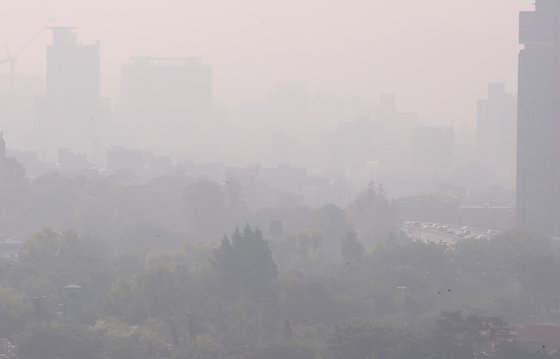 지난 5월 16일 고농도 미세먼지로 인해 서울 구로구 일대가 온통 뿌옇다. [연합뉴스]