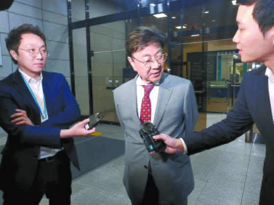 최성해 동양대 총장이 5일 오전 참고인 조사를 마치고 서울중앙지검 청사를 나오고 있다. 김민상 기자