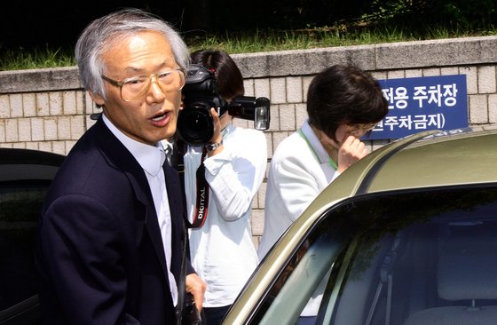 국가보안법 위반 혐의로 불구속 기소된 강정구 동국대 교수가 2006년 5월 26일 오전 서울중앙지법 법정에서 선거 공판을 받은 뒤 귀가하고 있다. [중앙포토]