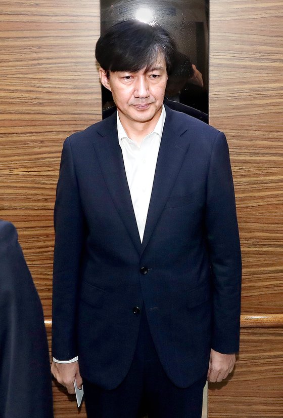 인사청문회를 하루 앞둔 조국 법무부 장관 후보자가 5일 오전 서울 종로구 적선현대빌딩에 마련된 인사청문회 준비단 사무실로 출근하고 있다. 임현동 기자