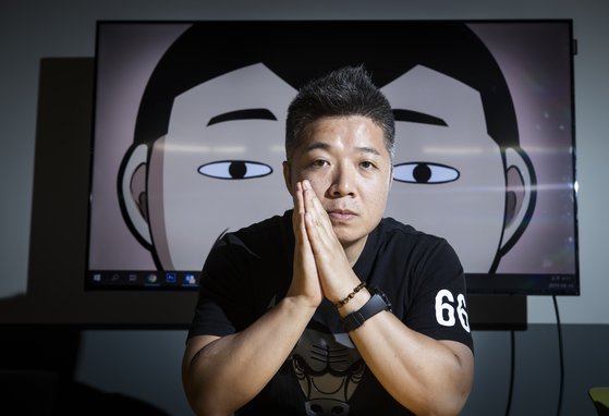 서울 원효로 네이버웹툰 작업실에서 만난 김규삼 작가. 그는 무조건 재미를 추구한다. 그래야 메시지도 전달된다고 말했다. 권혁재 사진전문기자