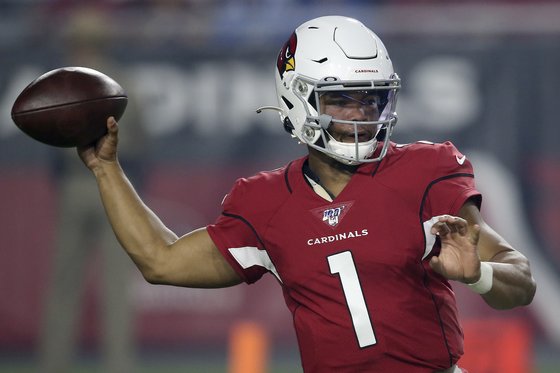 애리조나 카디널스의 쿼터백 카일러 머리가 지난달 8일 LA 차저스와의 시범경기에서 볼을 패스하고 있다. [AP=연합뉴스]