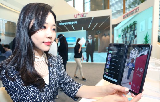LG 유플러스의 AR앱. 5G 요금제 가입 고객을 대상으로 한 서비스로 홍보되고 있지만, LTE 요금제 이용 고객도 다운로드 방식으로 이용이 가능하다. [사진 LG유플러스]