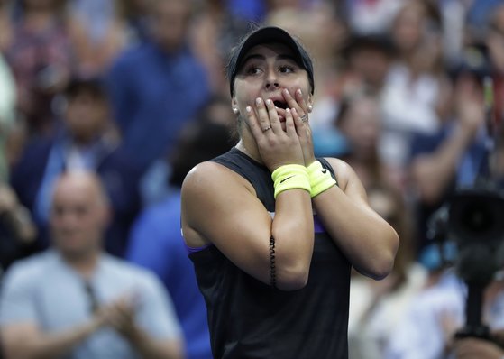 8일 US오픈 여자단식에서 우승하고 놀라고 있는 비앙카 안드레스쿠. [AP=연합뉴스]