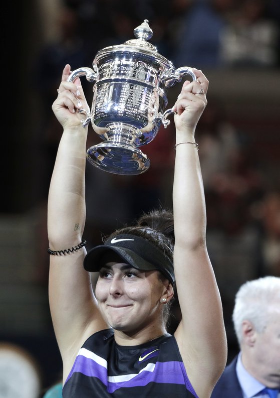 8일 US오픈 우승 트로피를 들어올린 비앙카 안드레스쿠. [AP=연합뉴스]